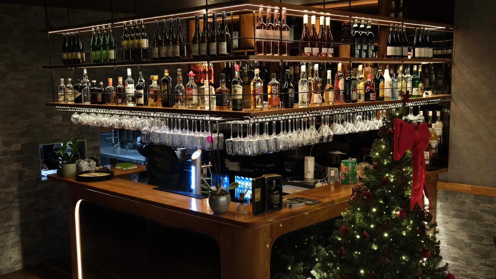 Die Bar von Bloom am Abend in warmem Licht