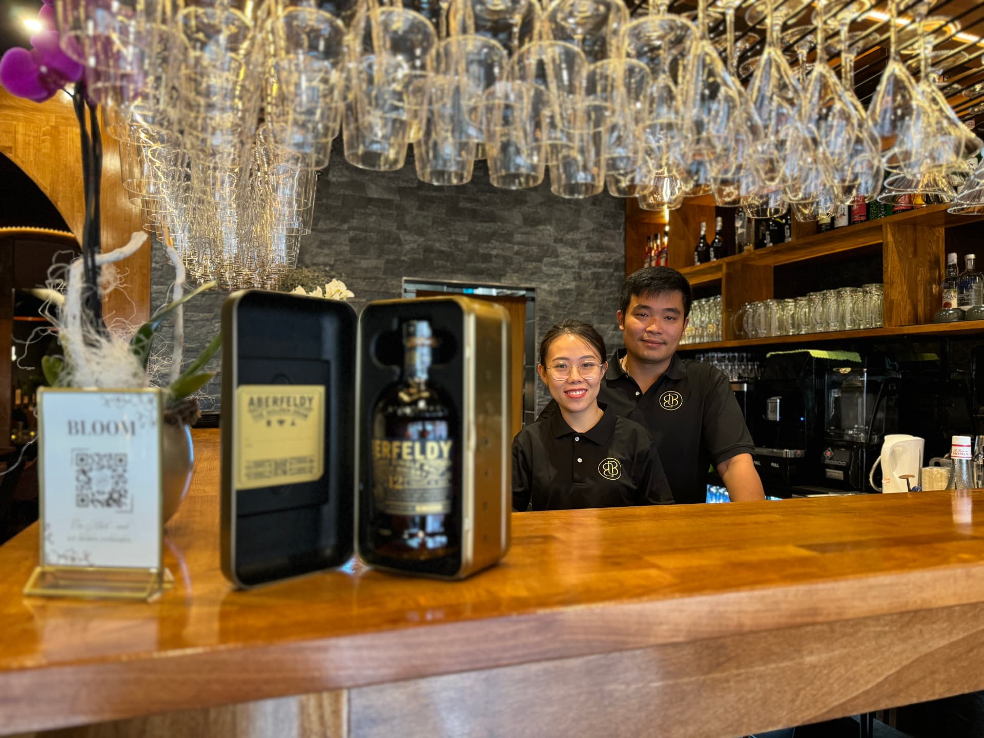 Die beiden Gründer von BLOOM gemeinsam hinter der Bar